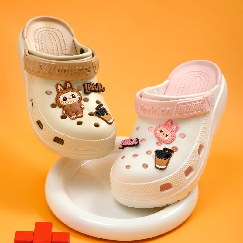 Women's clogs, new summer style, suitable for outdoor wear, office, non-slip, breathable, thick-soled, closed-toe, half-slip sandals.