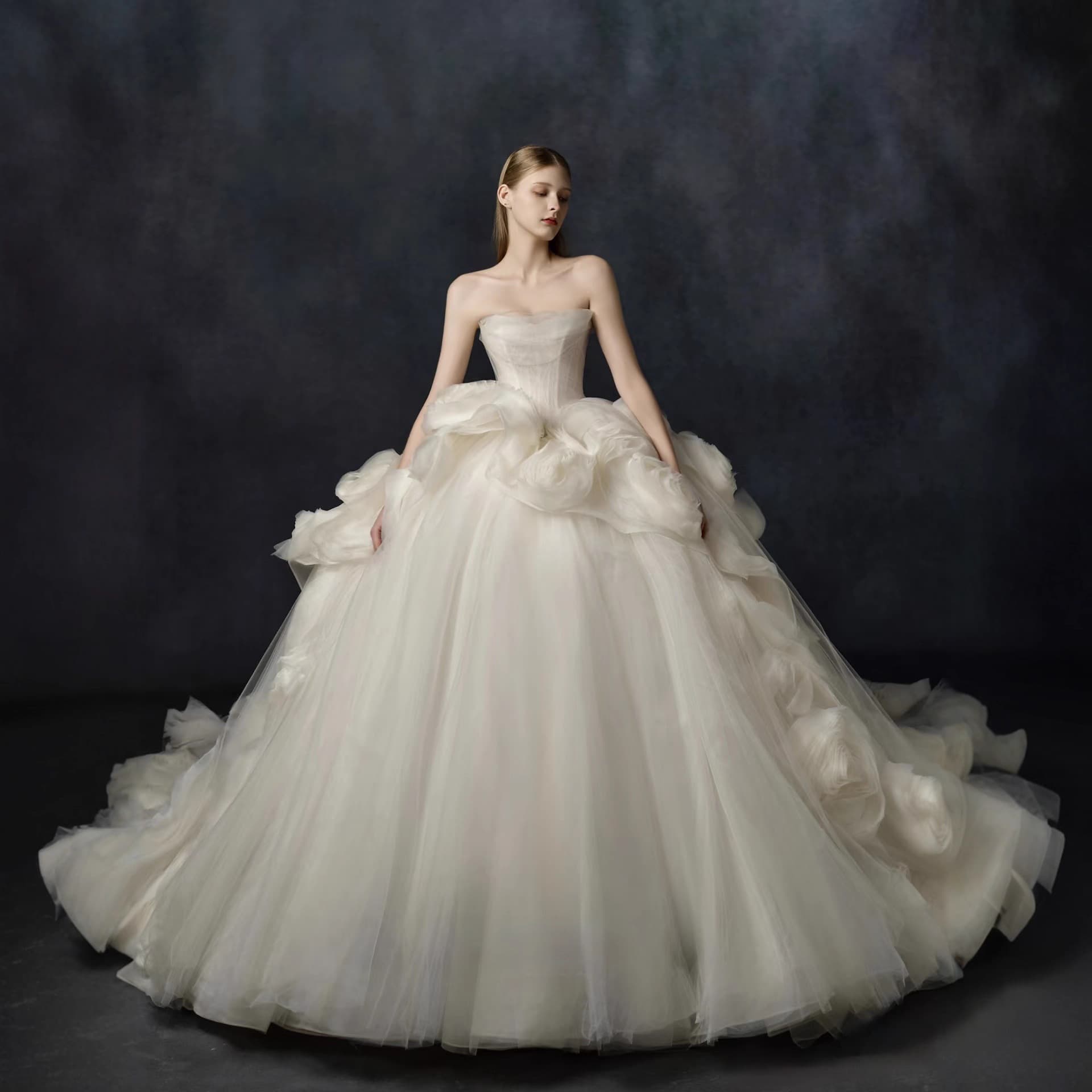 Wedding Dress Romantic Strapless Sweetheart Neckline with 3D Floral Appliques and Long Train Tulle Ball Gown Bridal Main Dress for Wedding Ceremony