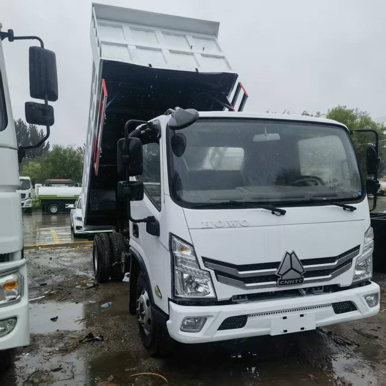 Used Sinotruk Howo export container trucks, Foton Aoling trucks, and used Howo dump trucks.