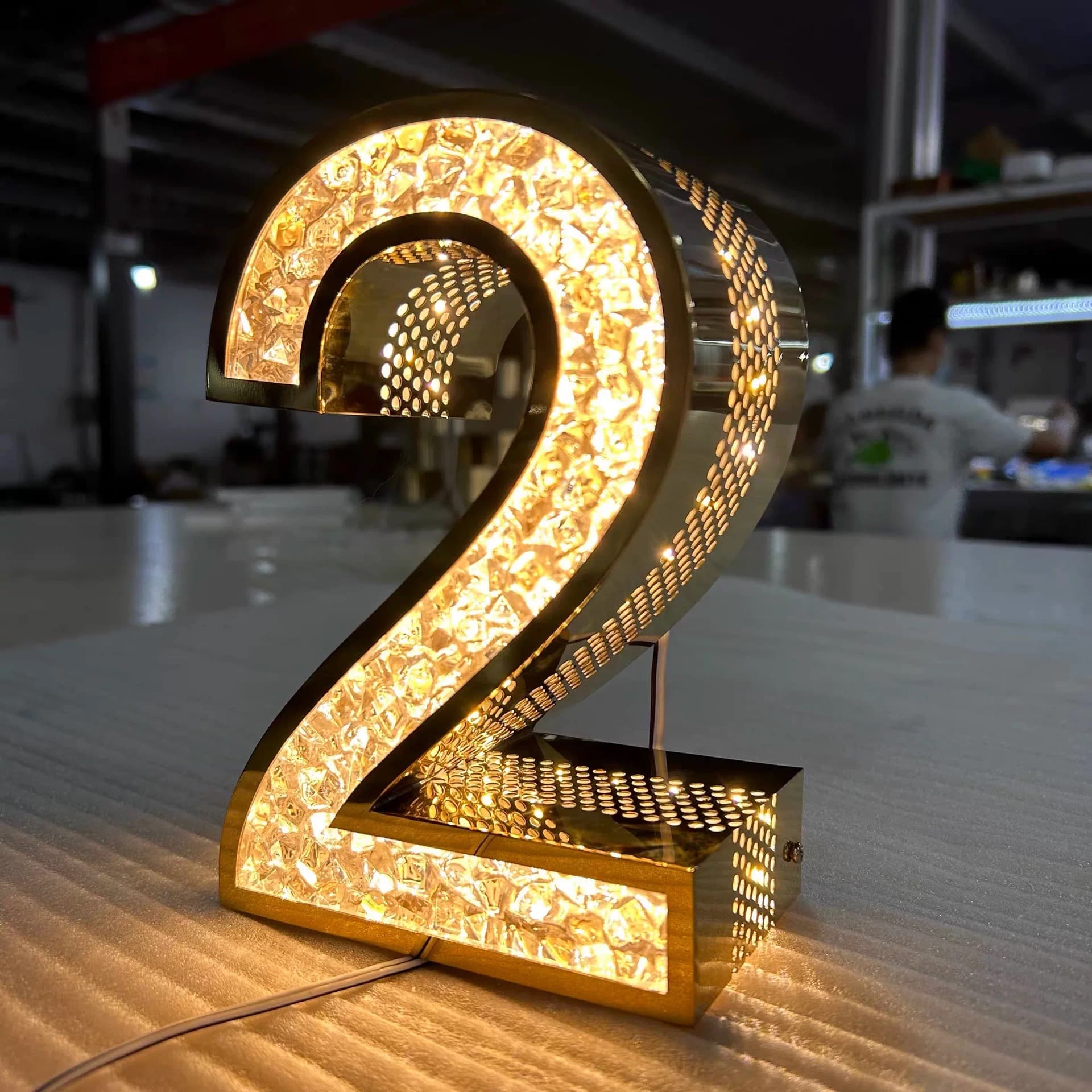 Trending Diamond Glowing LED Sign Outdoor Waterproof Light-Up Logo Decorative Advertising Sign