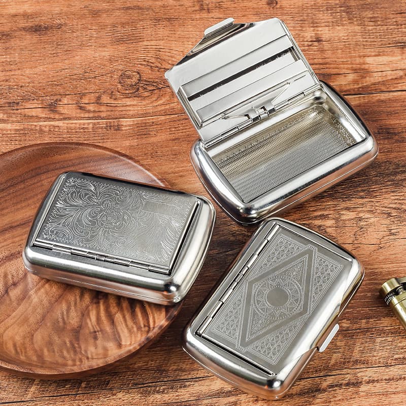Large metal cigarette case, portable printed tobacco case, with paper clip slot, random pattern, fashionable smoking accessory.