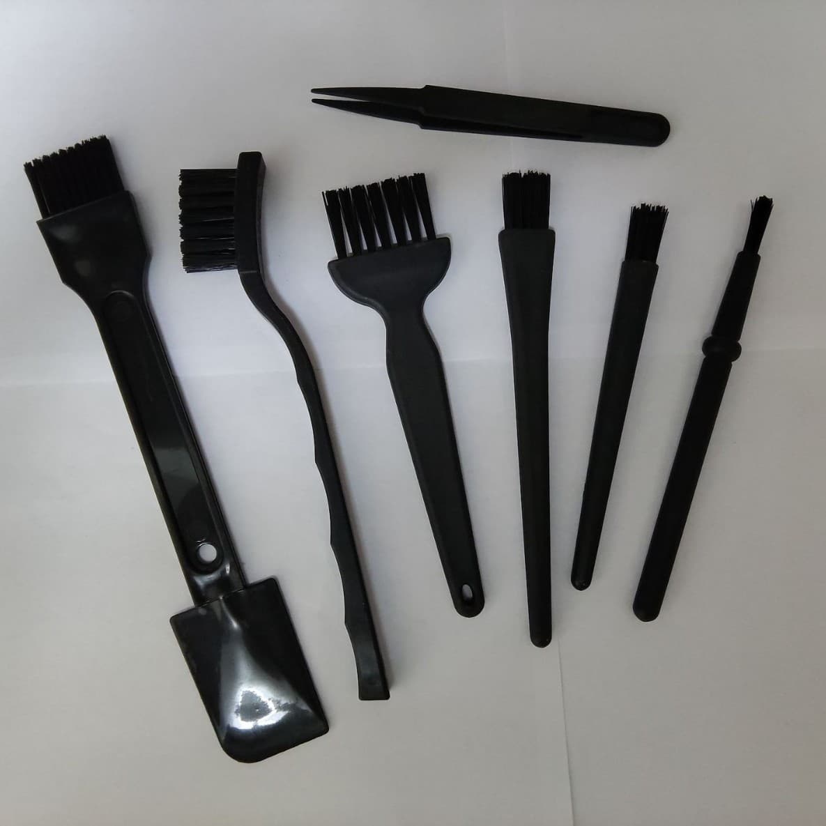 Multi-functional plastic brush set for home use, mobile phone and computer cleaning brush, keyboard dust removal brush, industrial and automotive gap brush kit