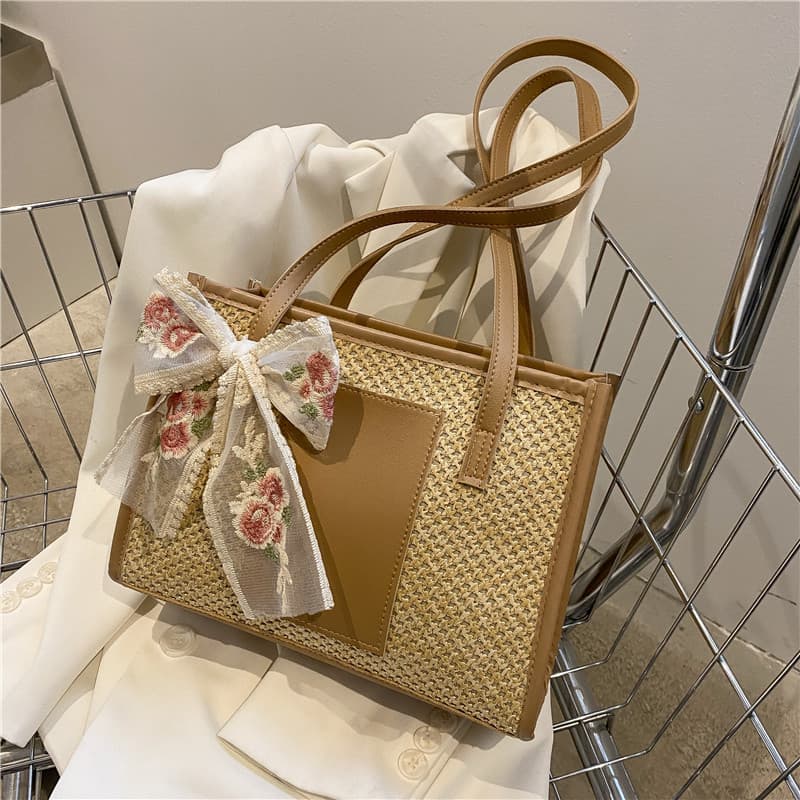 Internet celebrity spring bag for women 2026 new fashion woven shoulder bag large capacity casual contrast color straw tote bag