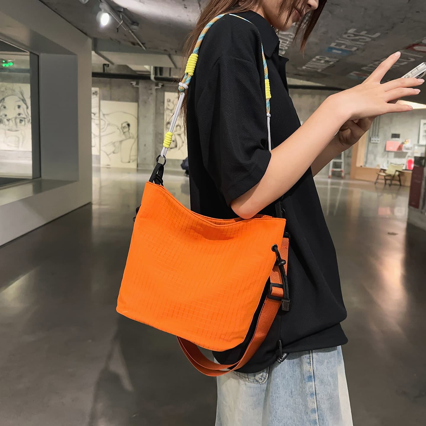 Large-capacity nylon bucket bag for women, versatile, lightweight, casual crossbody bag, handsome, trendy and cool sports workwear shoulder bag for men