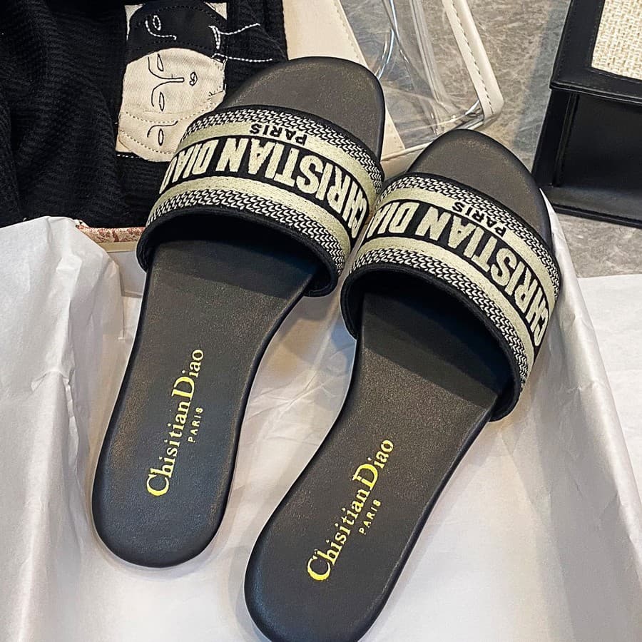 2025 Summer New Old Flower Genuine Leather Flat Sandals for Outer Wear Internet Famous Instagram Seaside Beach D Family Sandals Women's Fashionable