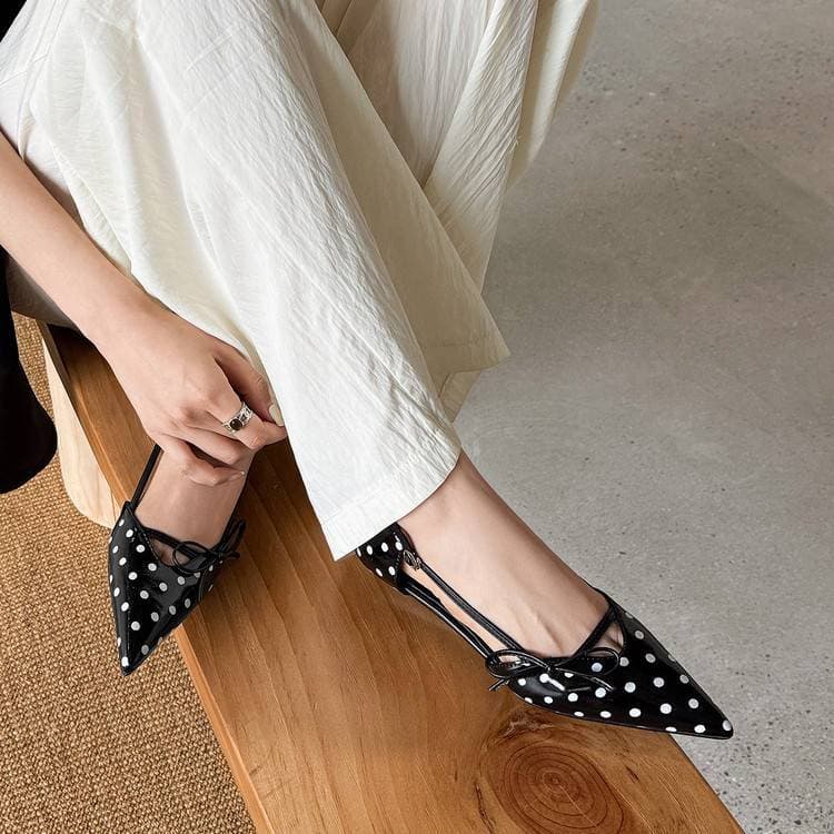 2.5cm Fashionable Black and White Polka Dot Closed-Toe Sandals 2026 Summer Outdoor Pointed Toe Flat Slip-On Fashion Sandals