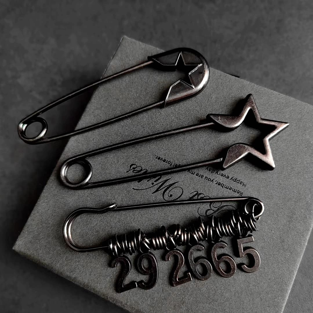 Trendy Hip-hop Hat/Outerwear Accessories Vintage Zinc Alloy Electroplated Gun Black Guangdong Plated Roller Gun Color Clasp Pins