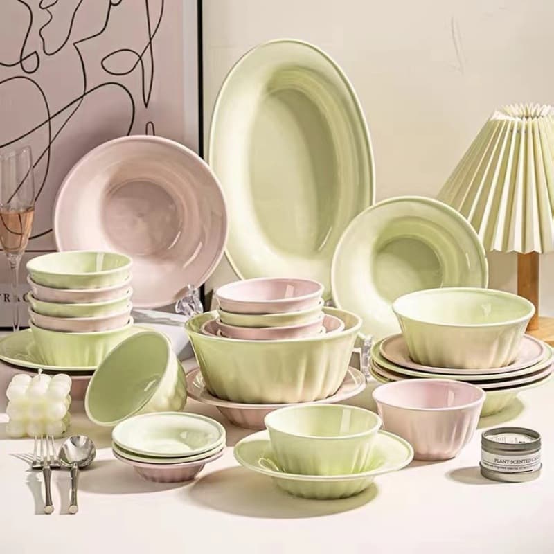 Creamy underglaze ceramic bowls, plates, tableware for home use, including rice bowls, noodle bowls, stir-fry plates, soup plates, fish plates, and vertical striped bowls.