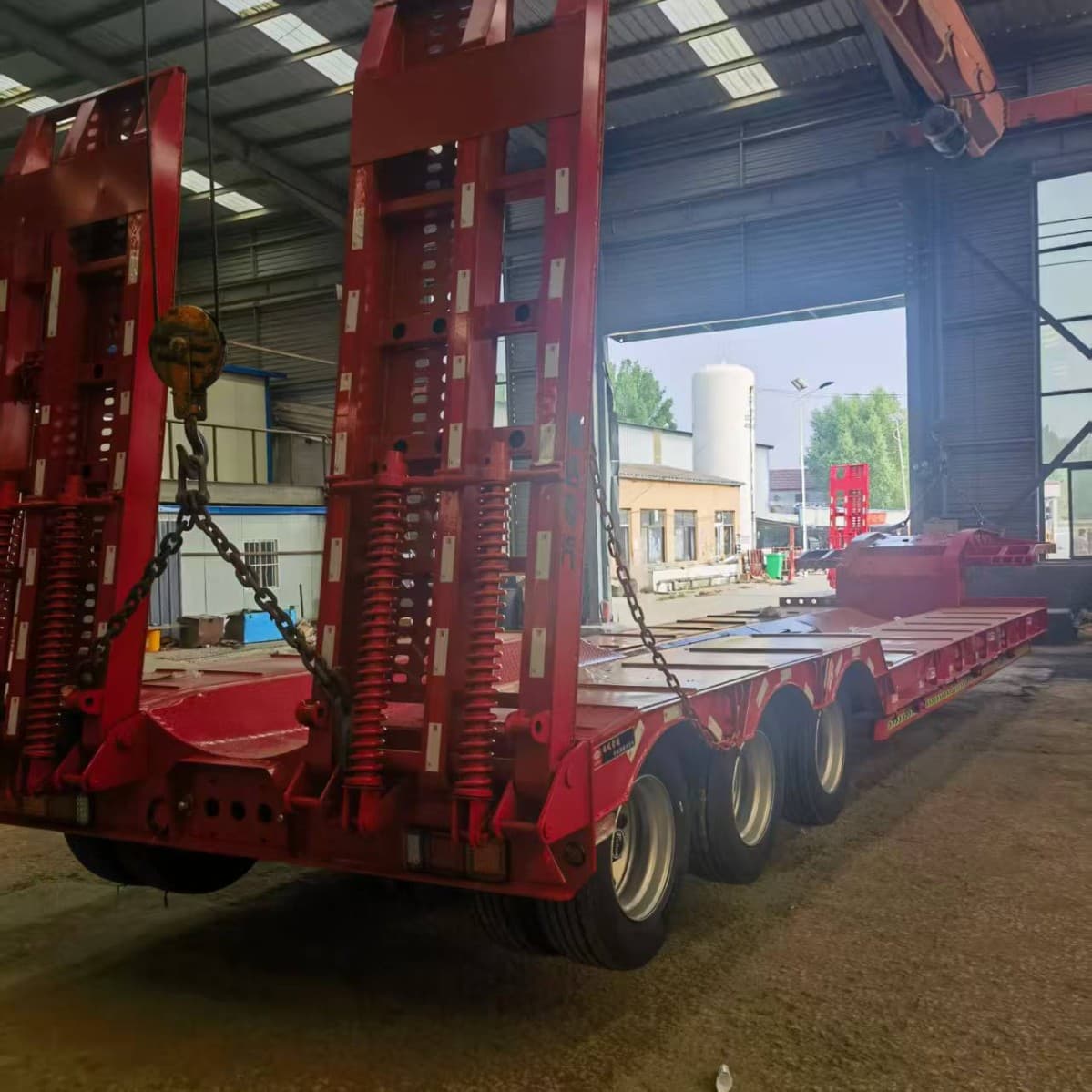 13.75-meter low flatbed semi-trailer, 3 meters wide, high and low, three-axle, standard export model.