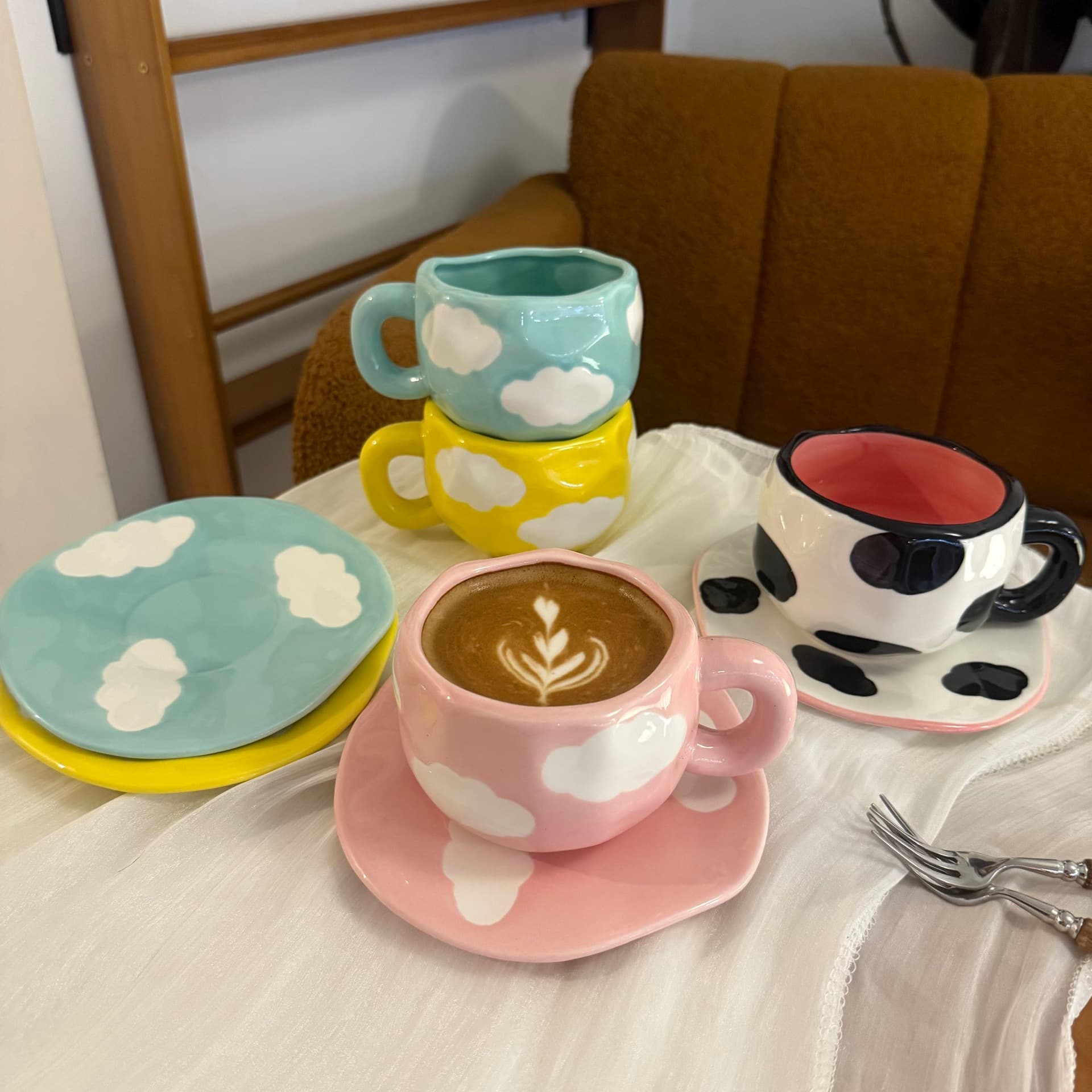 Korean Ins-style hand-pinched irregular ceramic cup and saucer, hand-painted white cloud series, high-end afternoon tea dessert plate