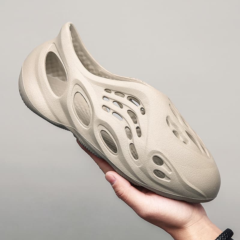 2025 Spring and Summer New Men's Sandals Fashion Trend Coconut Hole Shoes Summer Fashion Outdoor Beach Sandals Tide