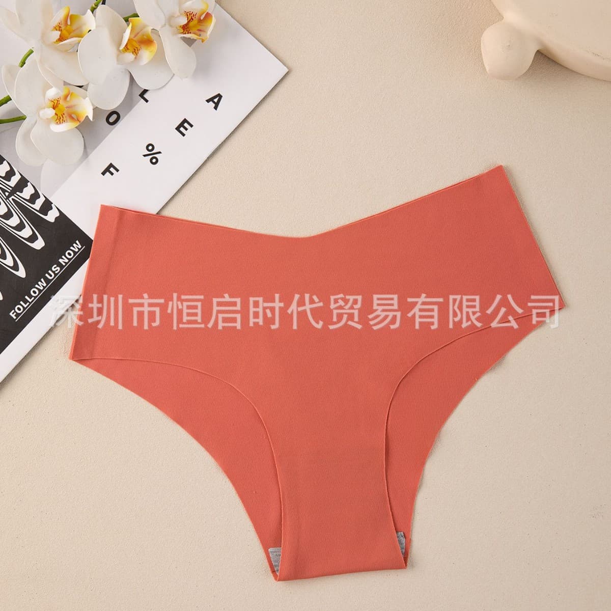 Sexy and sweet V-shaped one-piece ice silk seamless panties for women, low-waist, comfortable and breathable pure cotton crotch briefs for women