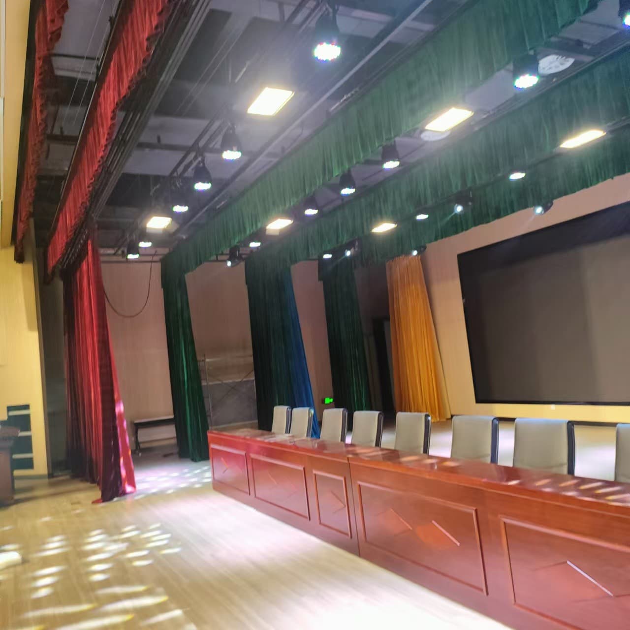 Lifting stage water curtain background opening and closing assembly aluminum alloy guide rail curtain engineering full set.