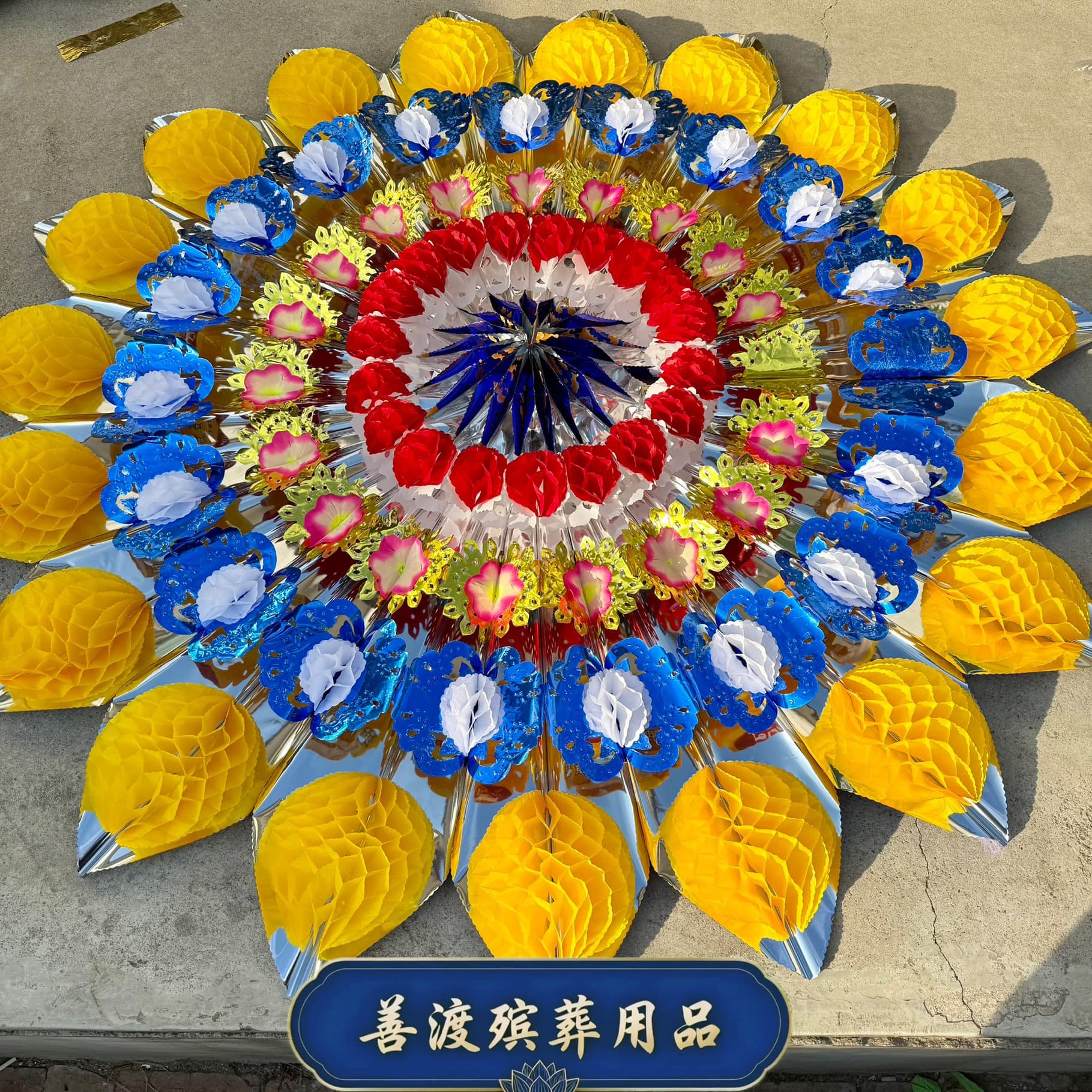 1.8-meter funeral wreath with bright circle and three-ball floral materials, production and wholesale of white event funeral paper flowers in sizes from 0.7 to 3 meters.