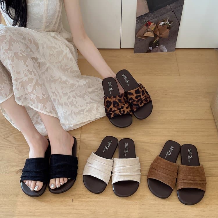 Soft-Soled Non-Tiring Flat Slippers for Women, Suitable for Outdoor Wear, Summer 2026 New Model, Perfect for Pairing with Dresses, Sandals for the Beach