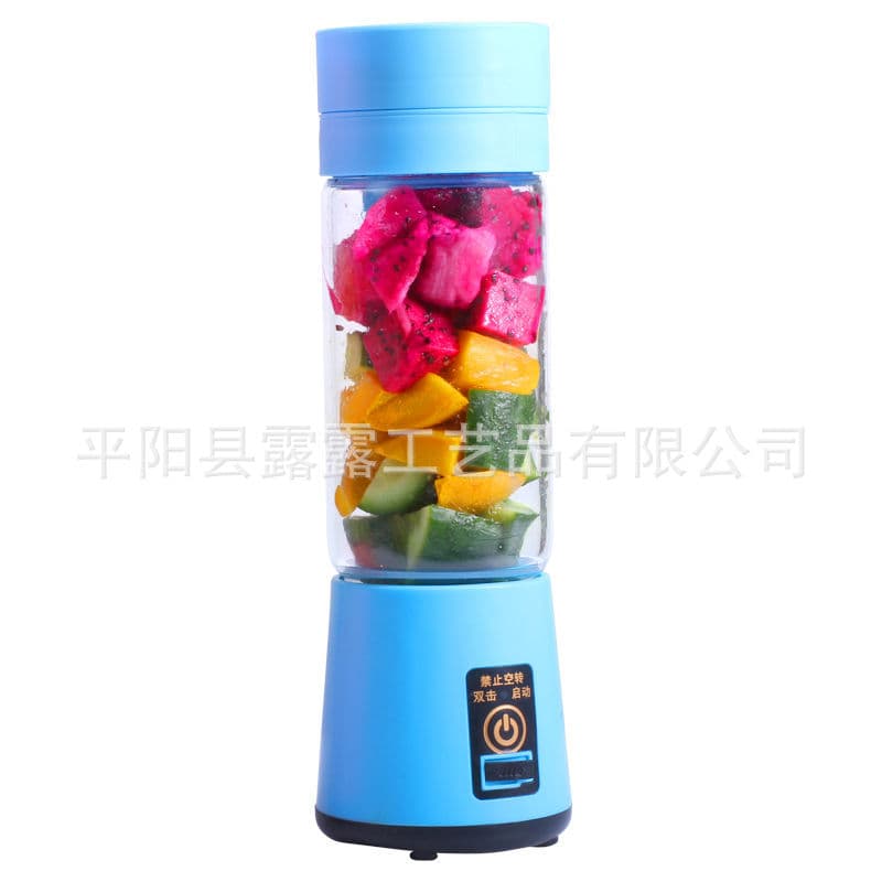 Portable juicer cup, USB rechargeable juicer, household juicer cup, can also be used as a power bank for fruit juicing.