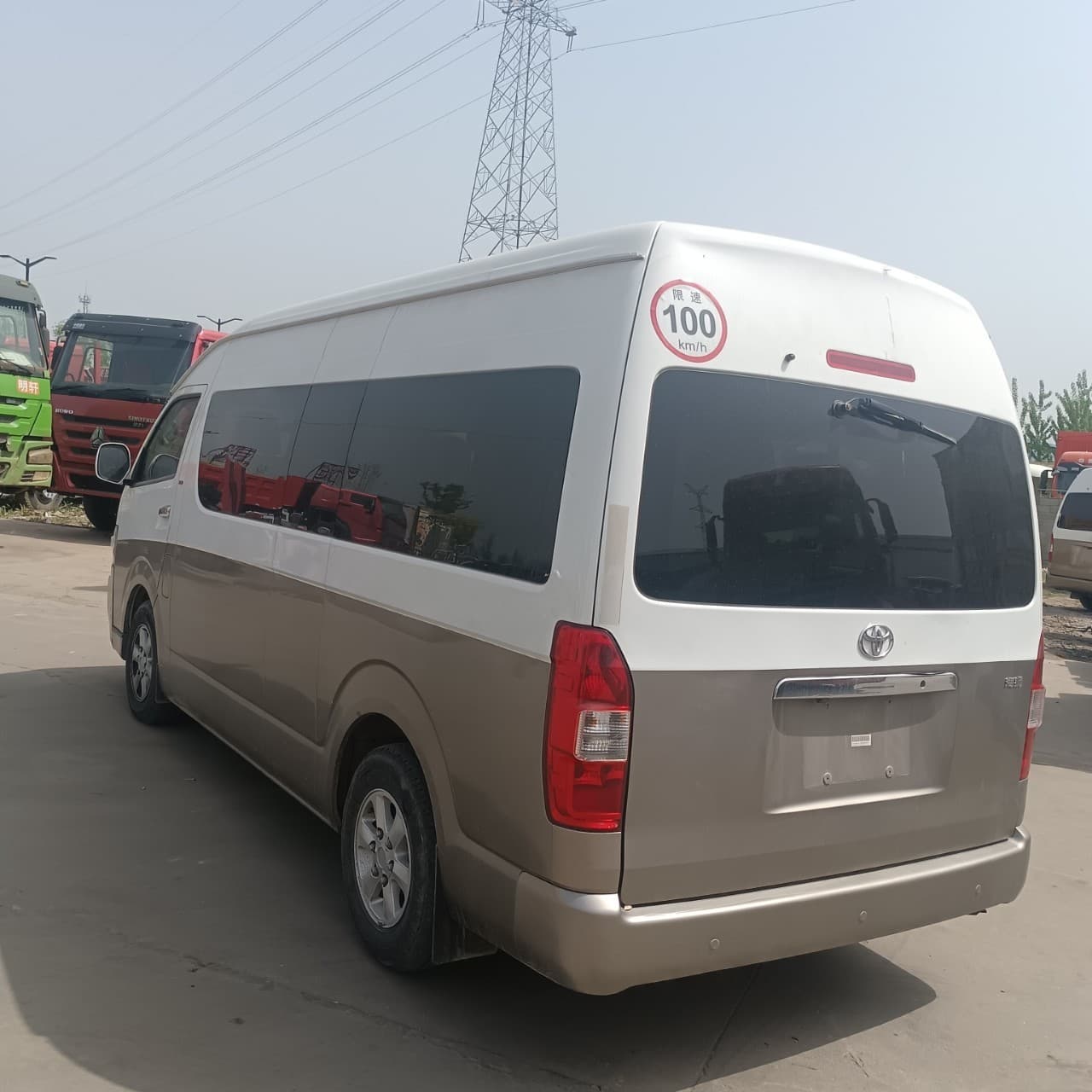Cross-Border Used Toyota Small Passenger Car, Business Commuter Bus, Hiace 13-Seat Minibus