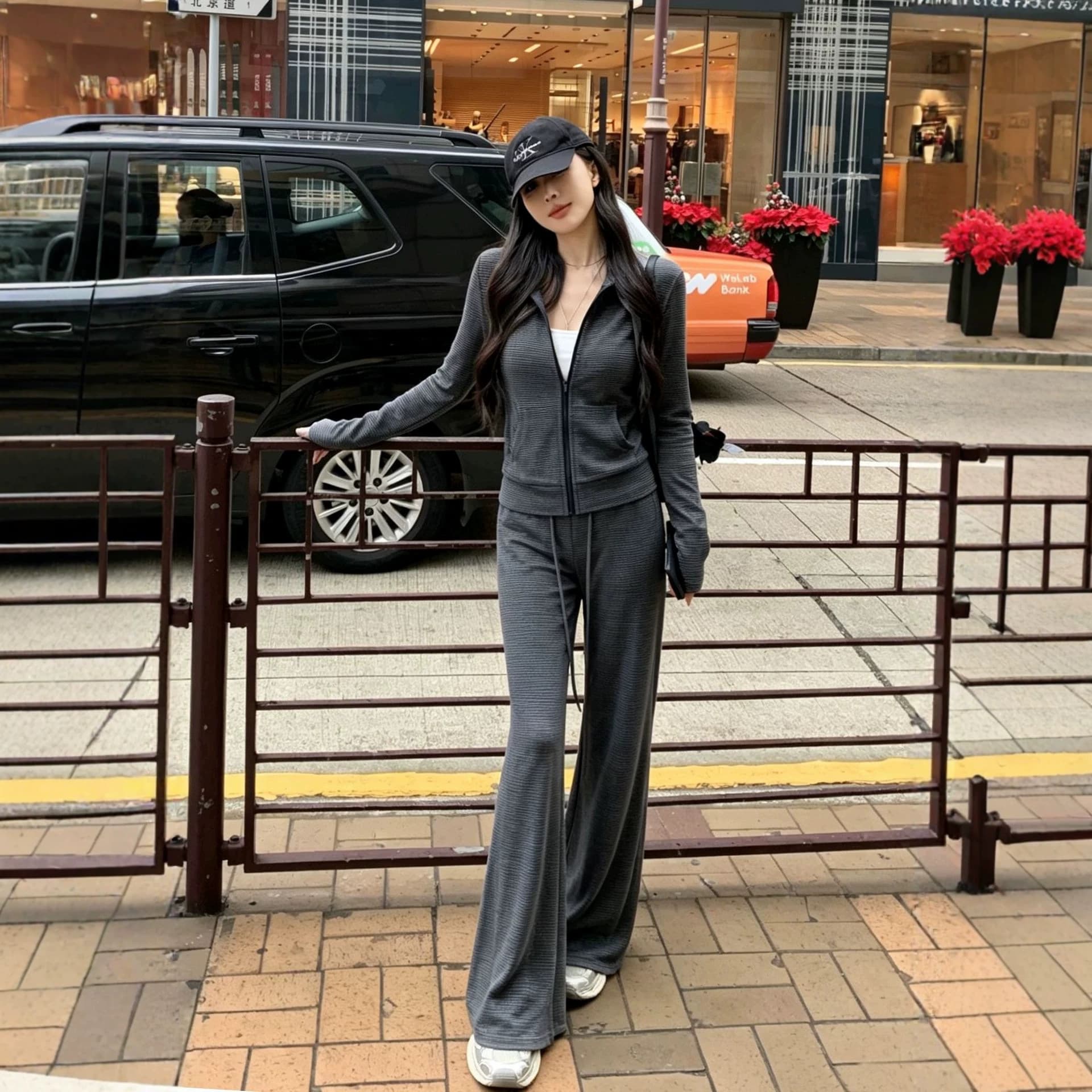 Temperament sports suit for women in early autumn, a complete set of slimming Korean stand-up collar sweatshirt, wide-leg pants, casual two-piece set