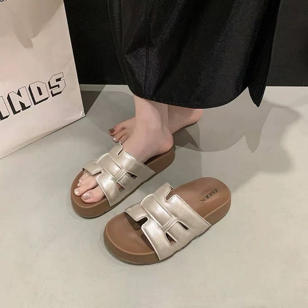 Women's Thick-Soled Slippers for Summer 2026, Versatile Outdoor Beach Fashion with Elevated Height, High-End Style