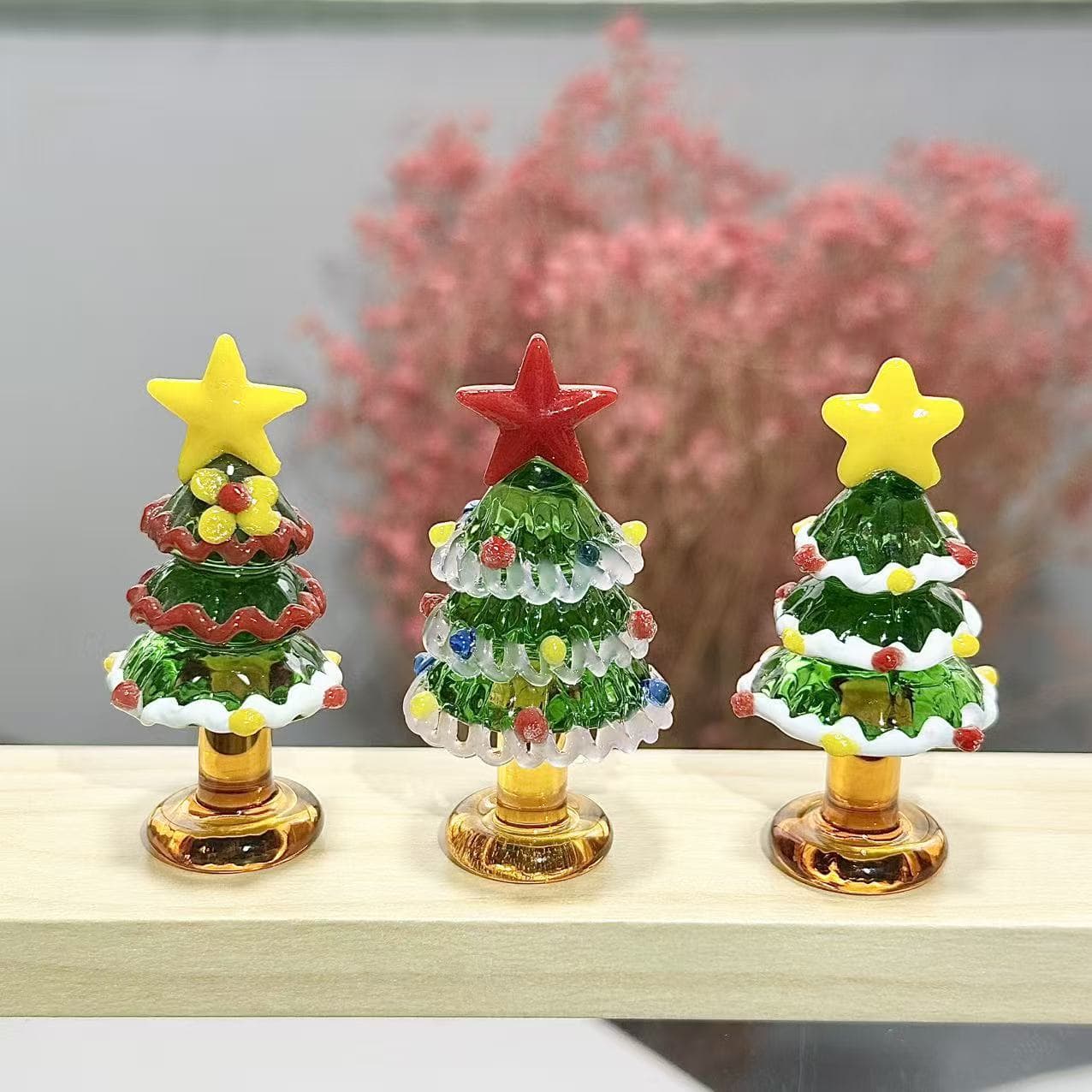 Miniature solid glass Christmas tree ornament, exquisite handmade glass art home decoration gift.