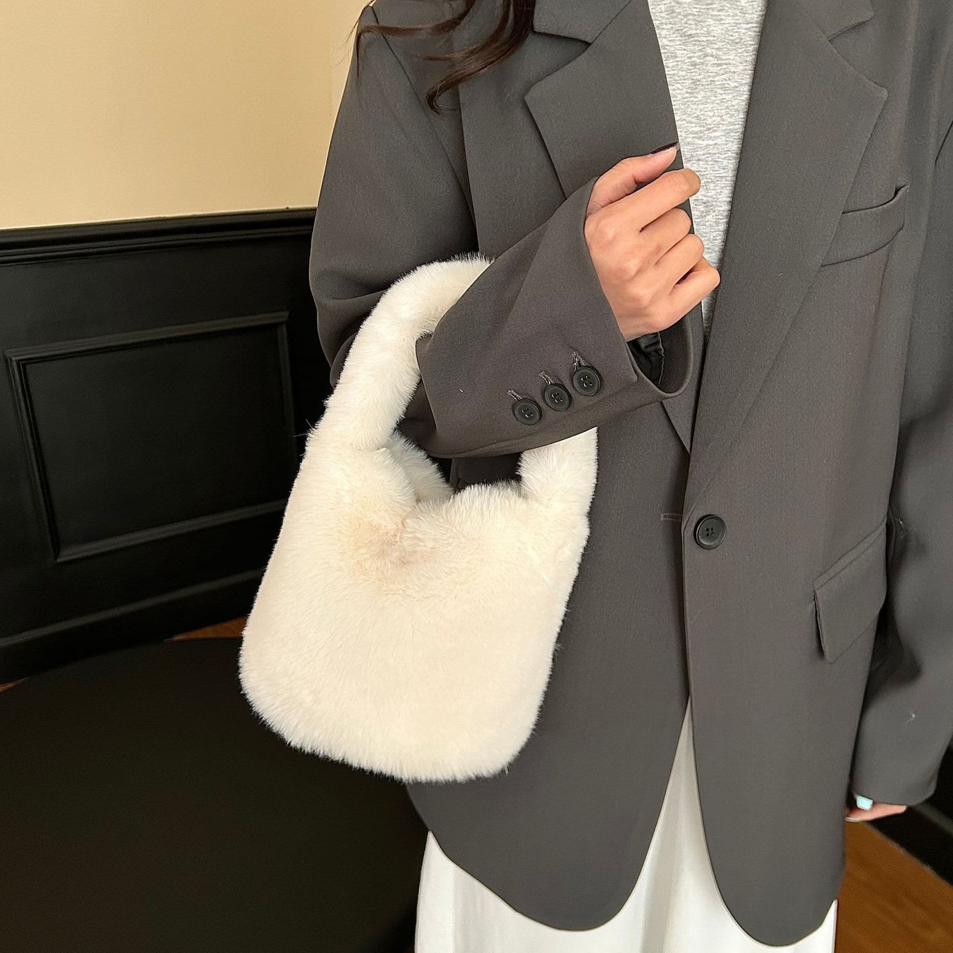 Cross-Border Autumn/Winter New Plush Handheld Bucket Bag Versatile Commuter Trendy Women's Bag Fluffy Large Capacity Crossbody Bag