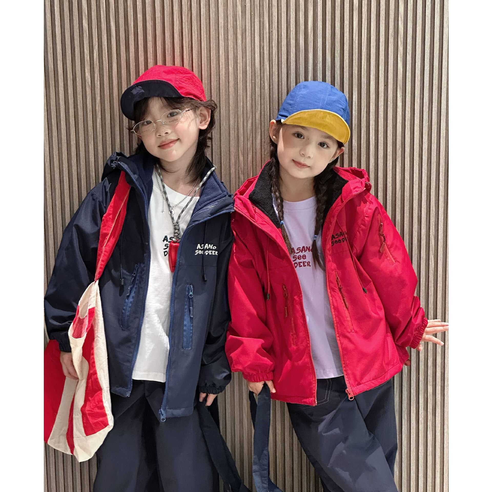 3-in-1 fleece-lined windproof winter jacket for boys and girls, featuring color blocking, trendy style, suitable for medium and large children.