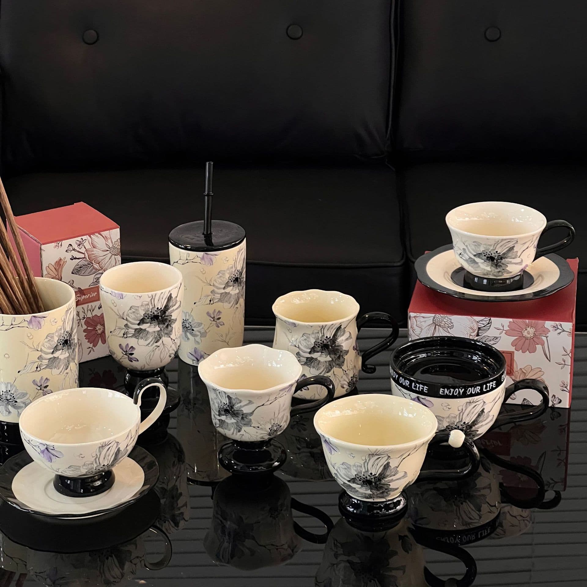 The best-selling product is the Purple Rhyme Flower Border series of high-looking ceramic mugs, where you can encounter romance in the Purple Rhyme Flower Border.