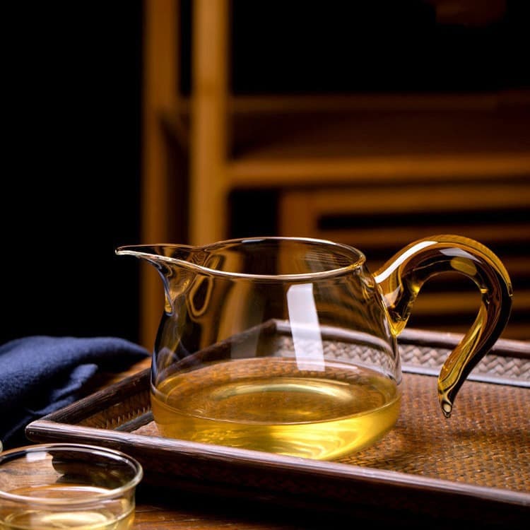 High-temperature resistant, thickened glass tea pitcher/serving cup for home use.