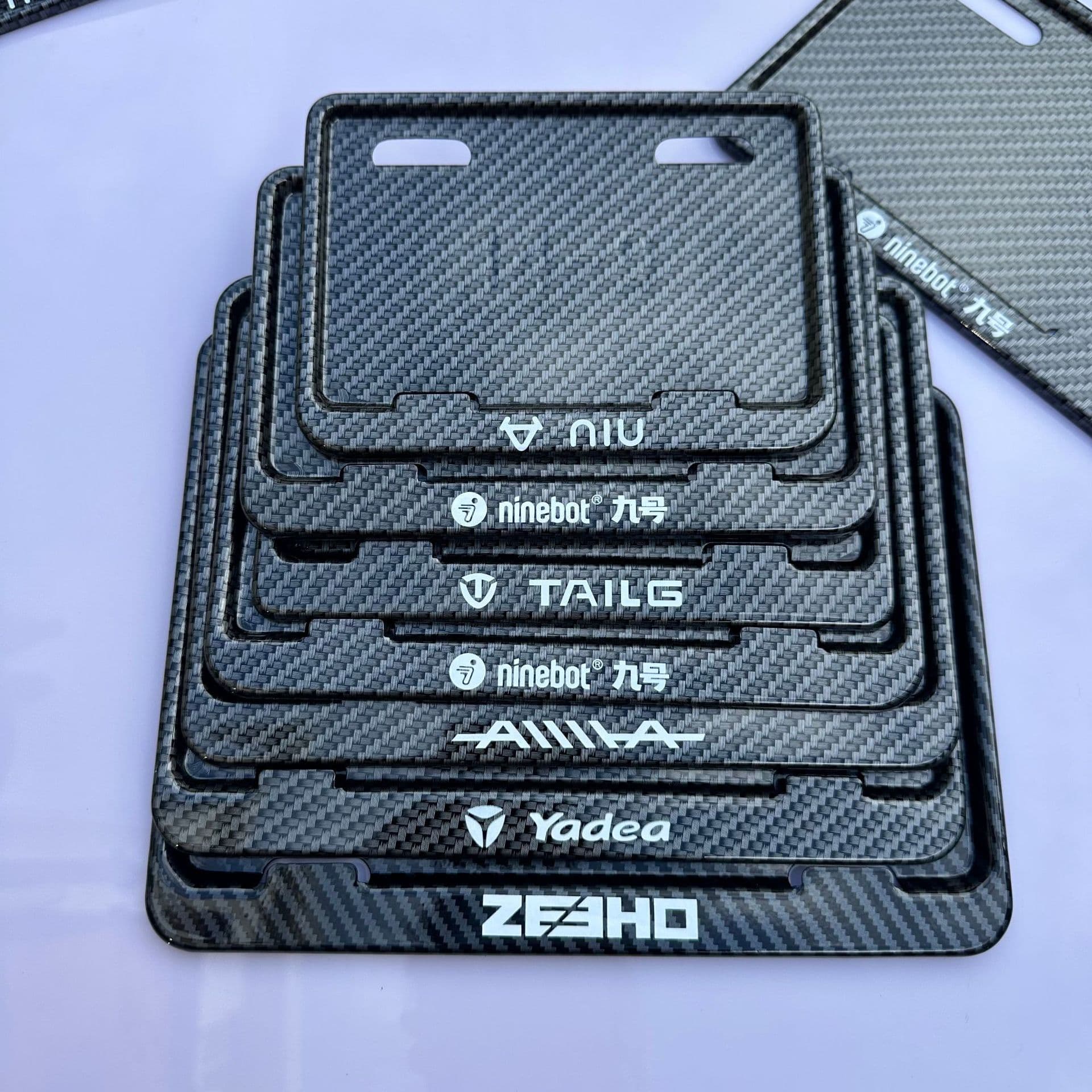 New national standard aluminum alloy license plate frame for electric vehicles and motorcycles, carbon fiber license plate frame, motorcycle license plate protection frame.