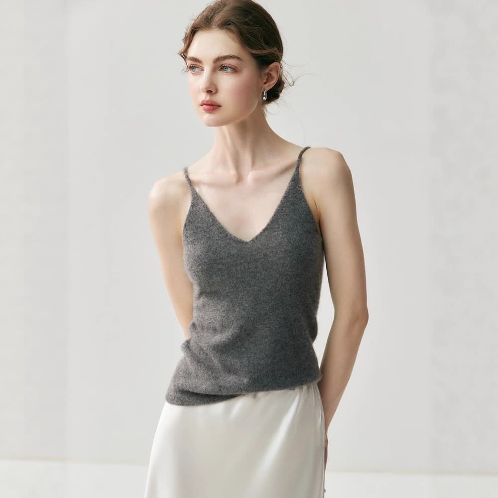 Seamless cashmere knit camisole for women, V-neck, slim fit, base layer top, 2025 autumn/winter innerwear.
