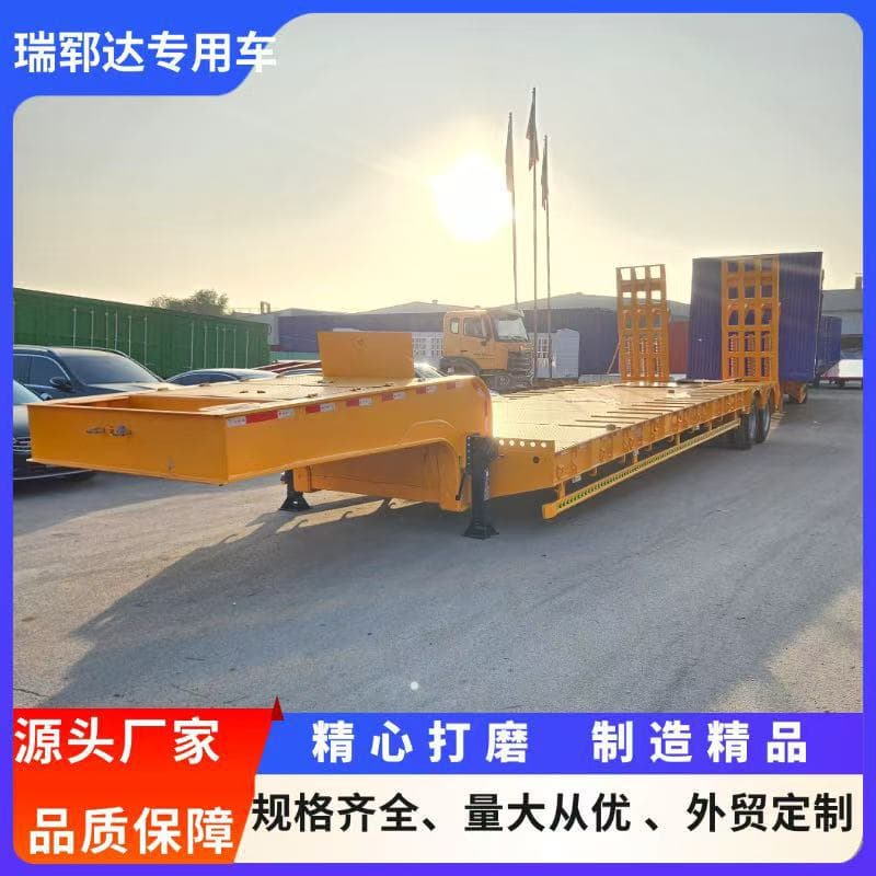 Hydraulic ramp low-bed semi-trailer, excavator transport semi-trailer, low-bed semi-trailer, HOWO used tractor head