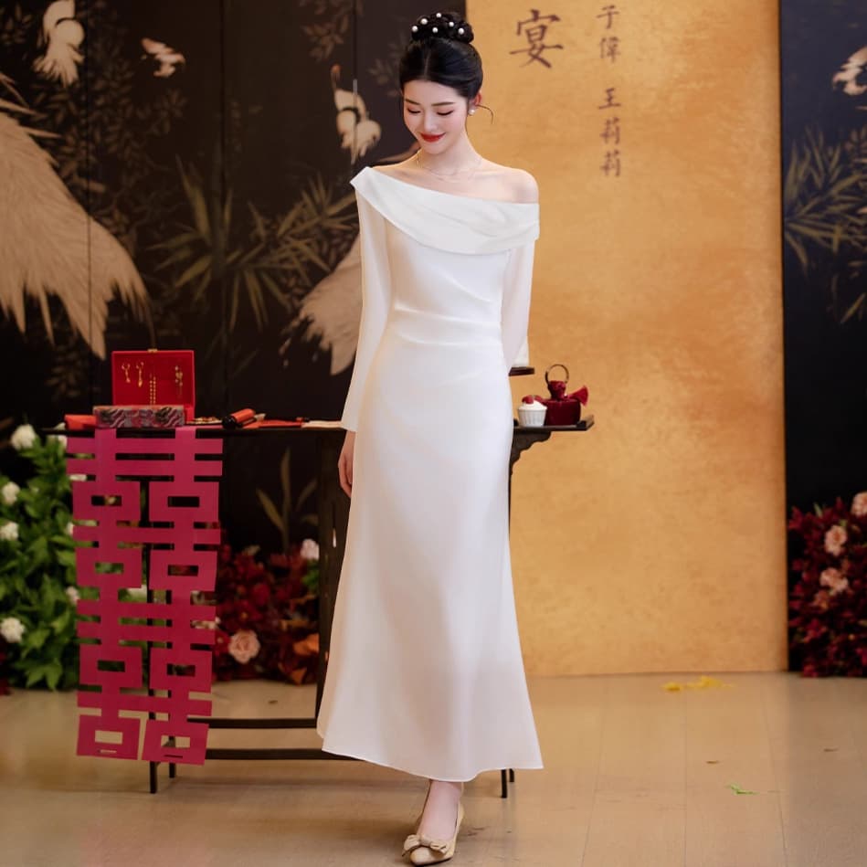 Elegant and decent long-sleeved one-shoulder slant-shoulder white engagement dress. You can usually wear a dress to receive a certificate. A small white dress.