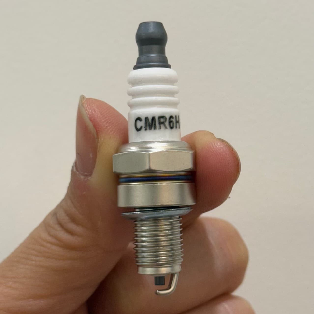 CMR6H/CMR5H/CMR7H/GX35 Spark Plug for 2-Stroke Lawn Mower, Garden Chainsaw, and Atomizer