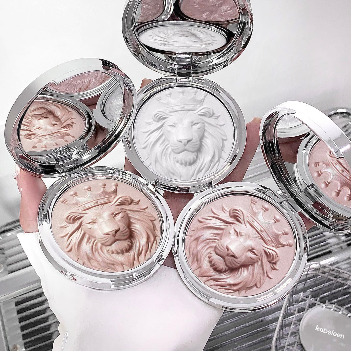 kobeleen Lion Series Highlighter Powder, Creamy Texture, Explosive Shimmer, Clear and Delicate, Pearlescent Fine Sparkle, High-Impact Product