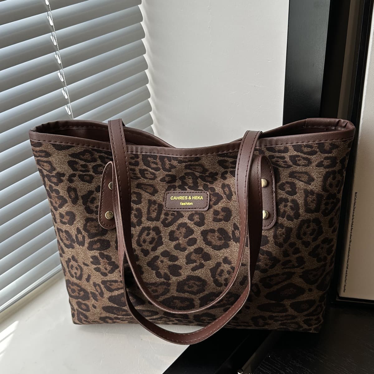 2026 new high-end bag fashionable shoulder large capacity commuter tote bag for women niche new women's bag casual