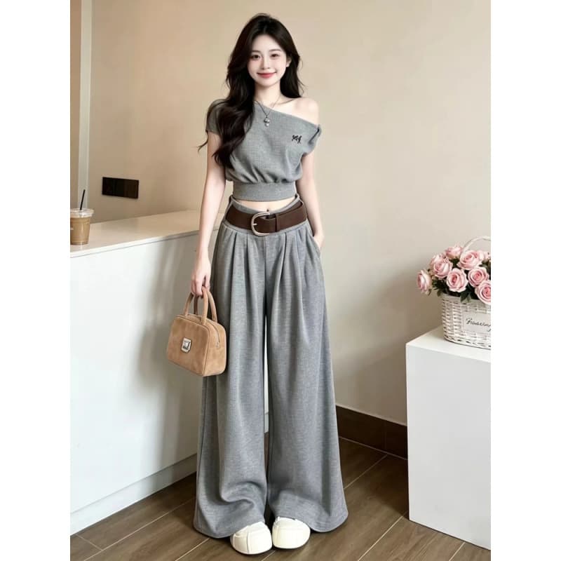 A complete set of Korean-style atmospheric outfits for women. Summer age-reducing slim-fitting embroidered tops, high-waisted casual pants, two-piece trendy set