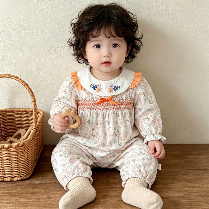 Newborn baby clothes, autumn clothes, new fashionable baby girl jumpsuits, floral spring and autumn princesses, full moon outing clothes