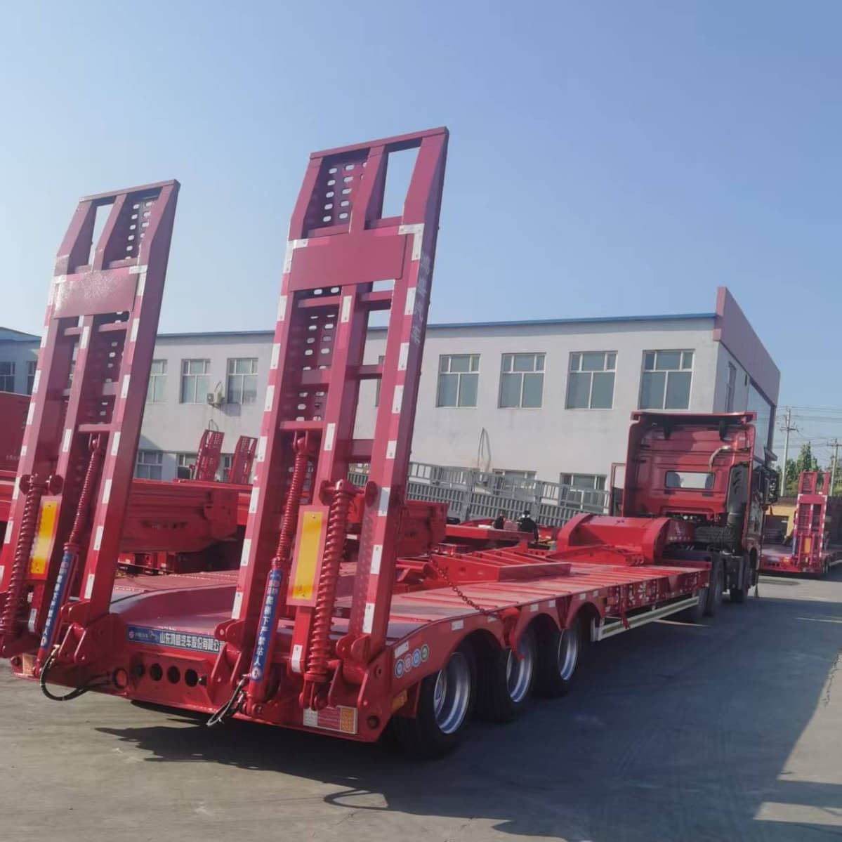 13-Meter Flatbed Truck, Four-Line Excavator Semi-Trailer, Factory Price of Double-Axle Low-Profile Transport Vehicle