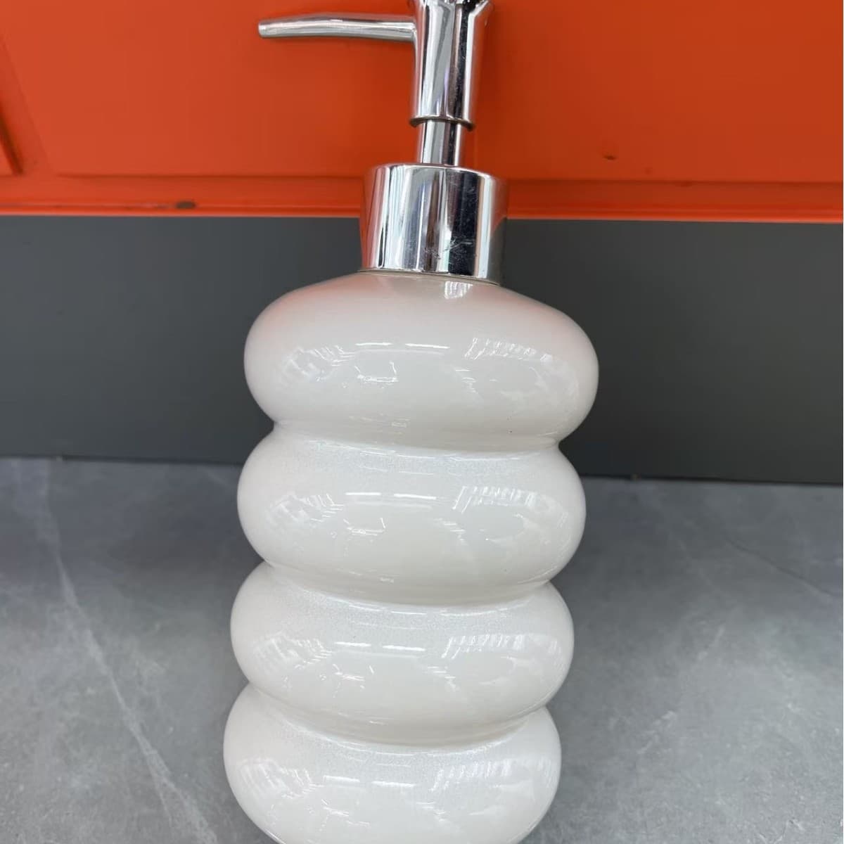 Creative ceramic bathroom lotion dispenser bottles, high-end hotel/household soap pump empty containers