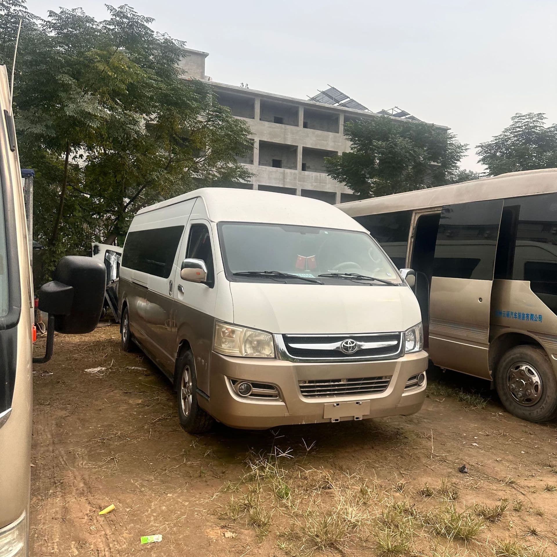 Export Toyota Hiace 10-12 seater reception tourism business vehicle equipped with luxury seats, complete procedures