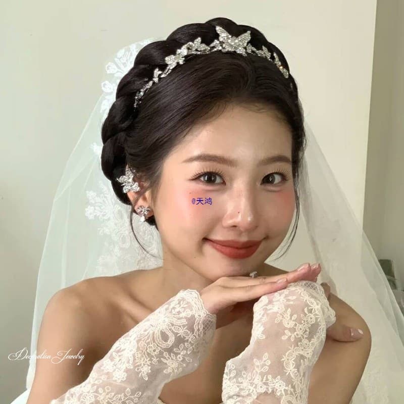 Bride's wedding crown, sparkling diamonds, simple butterfly headband, elegant, light and luxurious design, princess-like atmosphere