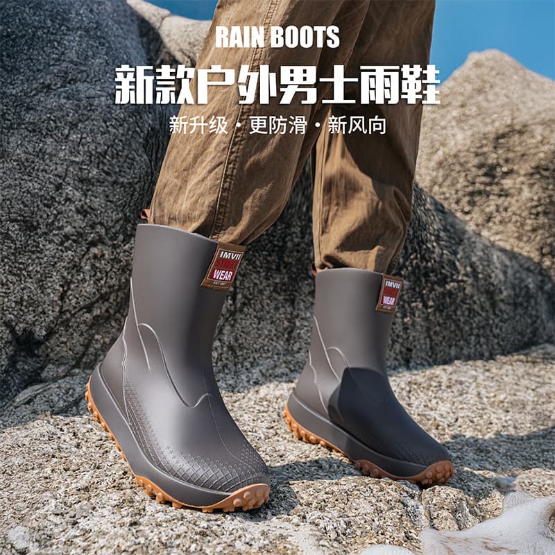 Cross-border trade mid-top men's rain shoes, outdoor anti-slip waterproof shoes, lightweight and simple rubber shoes, men's rain boots with height-increasing and anti-slip features.