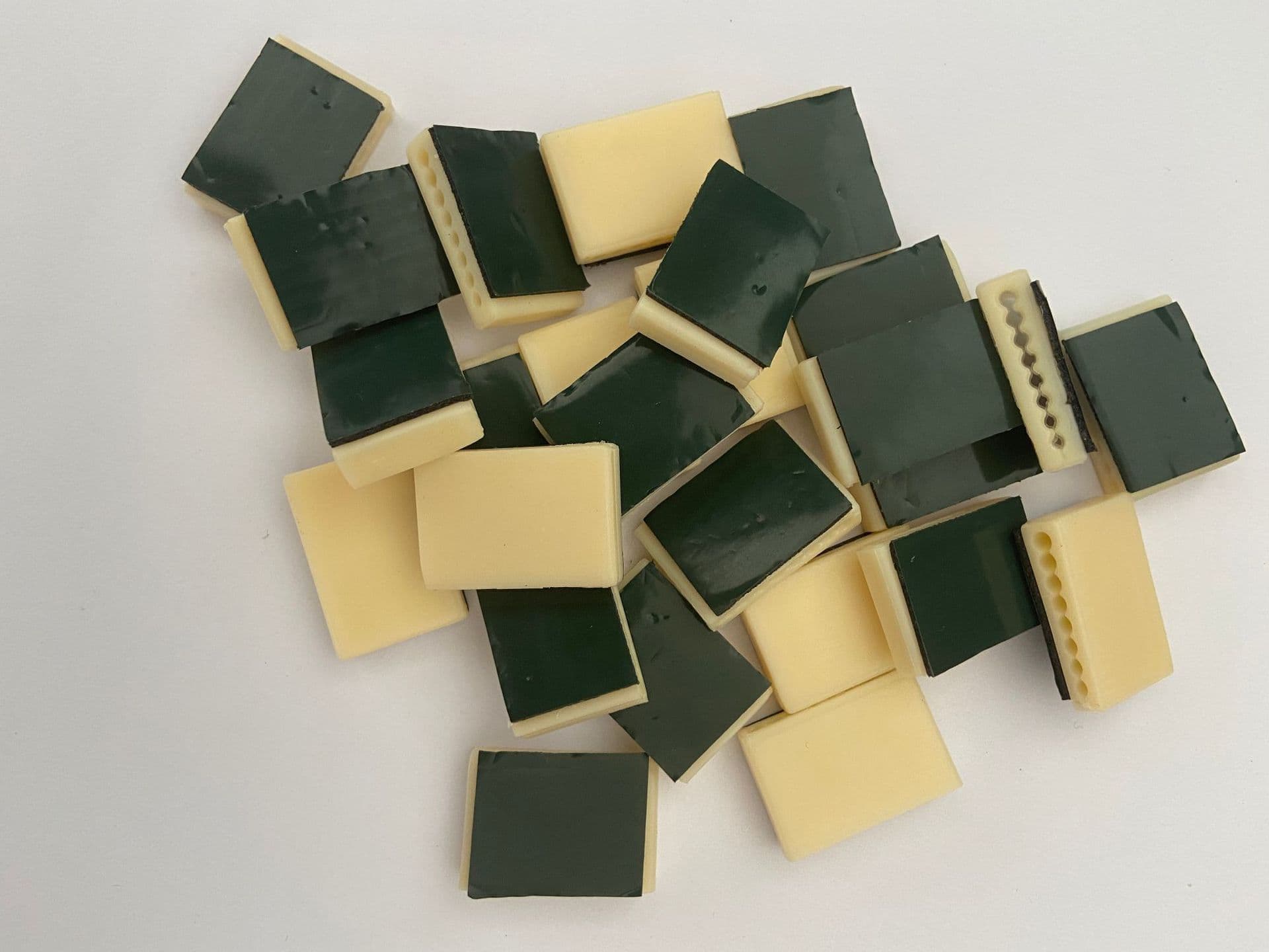 Continuous power supply accessories, continuous power supply line clamps, available in 4, 5, 6, 7, and 8 colors, with adhesive already applied.