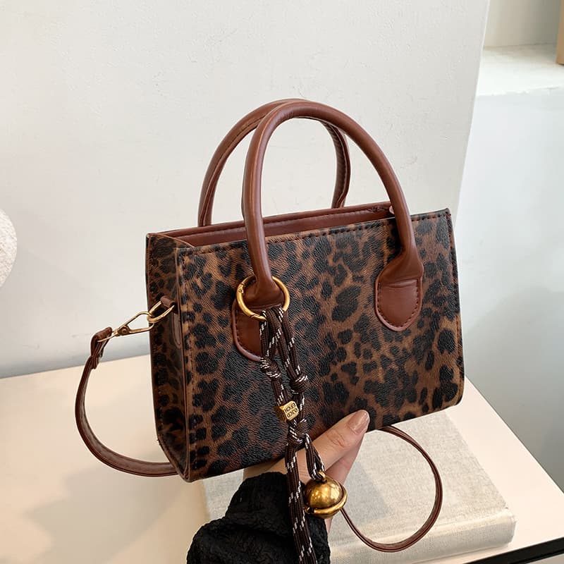 Fashion niche shoulder bag, literary, simple, popular handheld women's bag, 2024 new trendy style cross-body small square bag