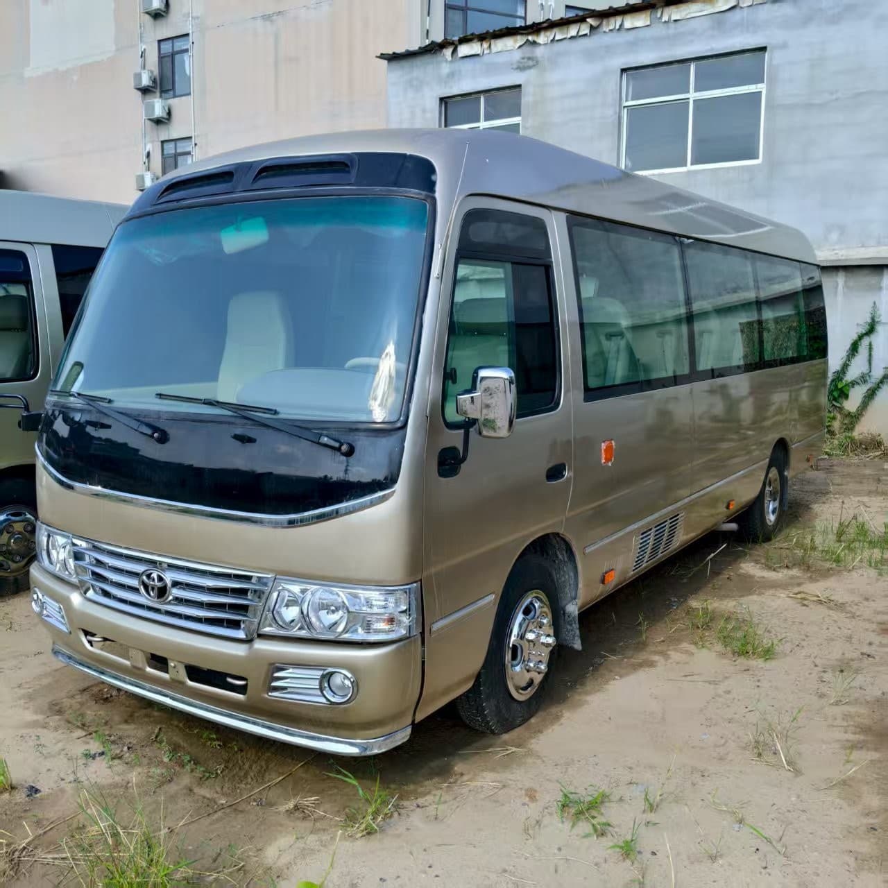 Export Toyota Coaster Small-Medium Bus 19/23 Seater Comfortable Seats Electric Door Hiace Minibus