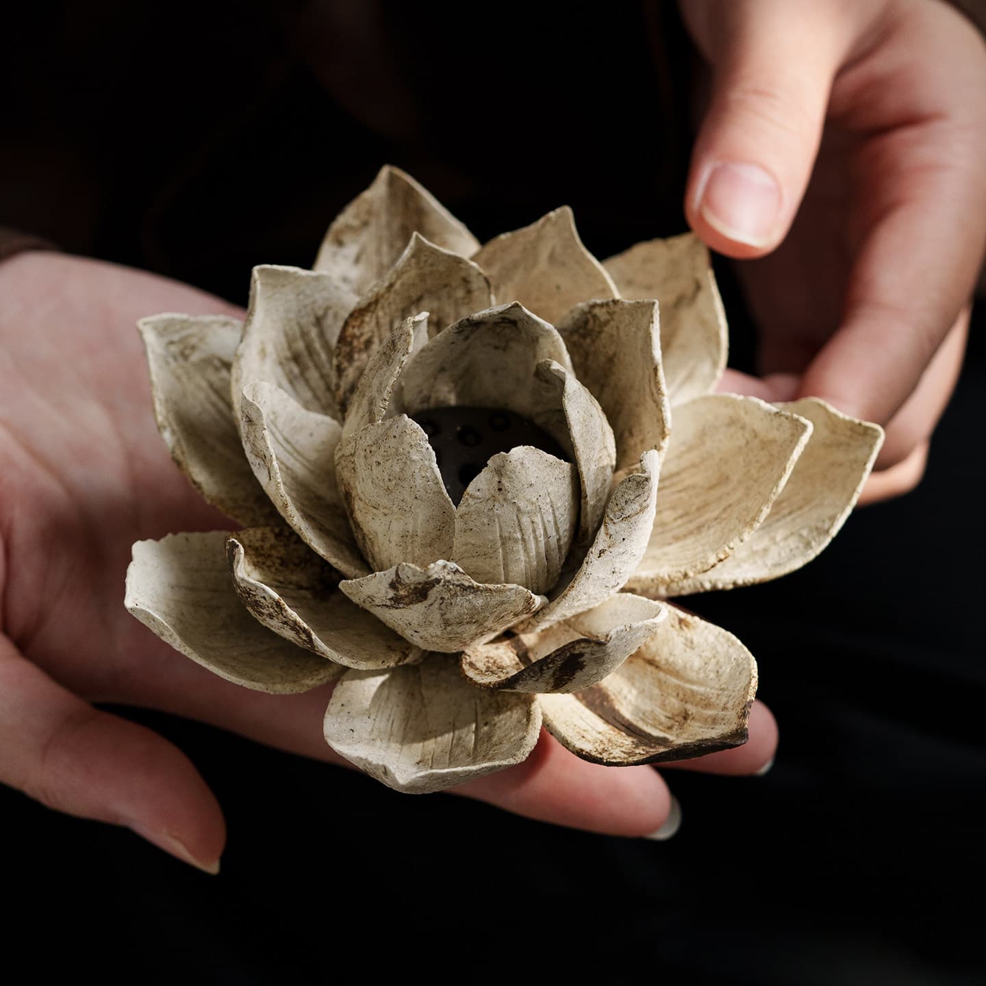 Factory intangible cultural heritage hand-punched ceramic flower incense insert, heavy floor mist locking incense base, diffuser, aromatherapy furnace, high-end ornaments