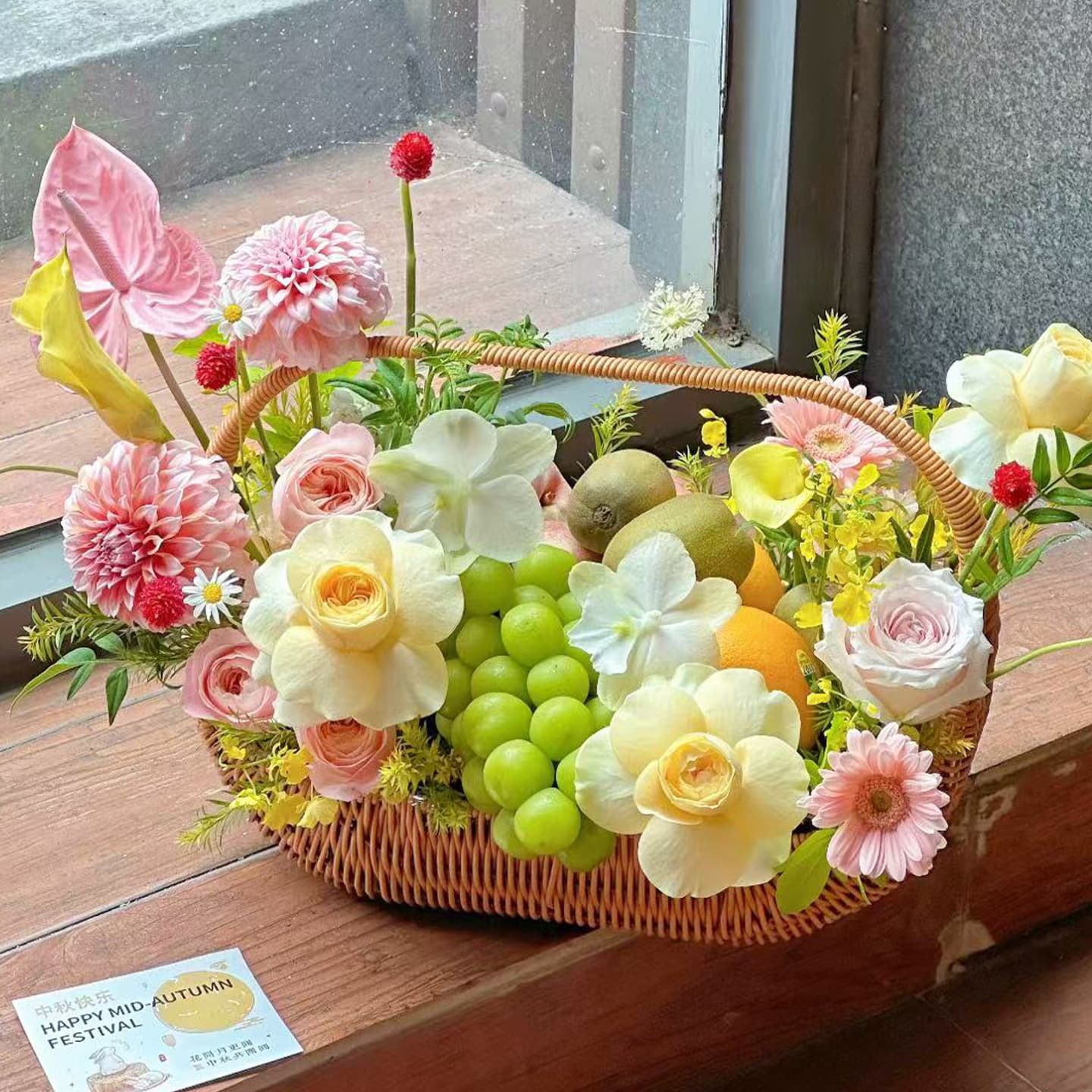 French-style fruit basket wholesale, floral hand-woven rattan-look basket, gift box for flowers, DIY flower arrangement basket