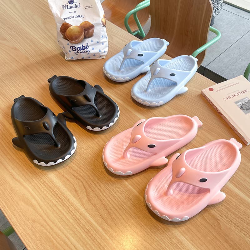 EVA slippers, thick-soled slippers with a soft stepping feel, EVA anti-odor shark slippers for outdoor wear, beach flip-flops manufacturer wholesale