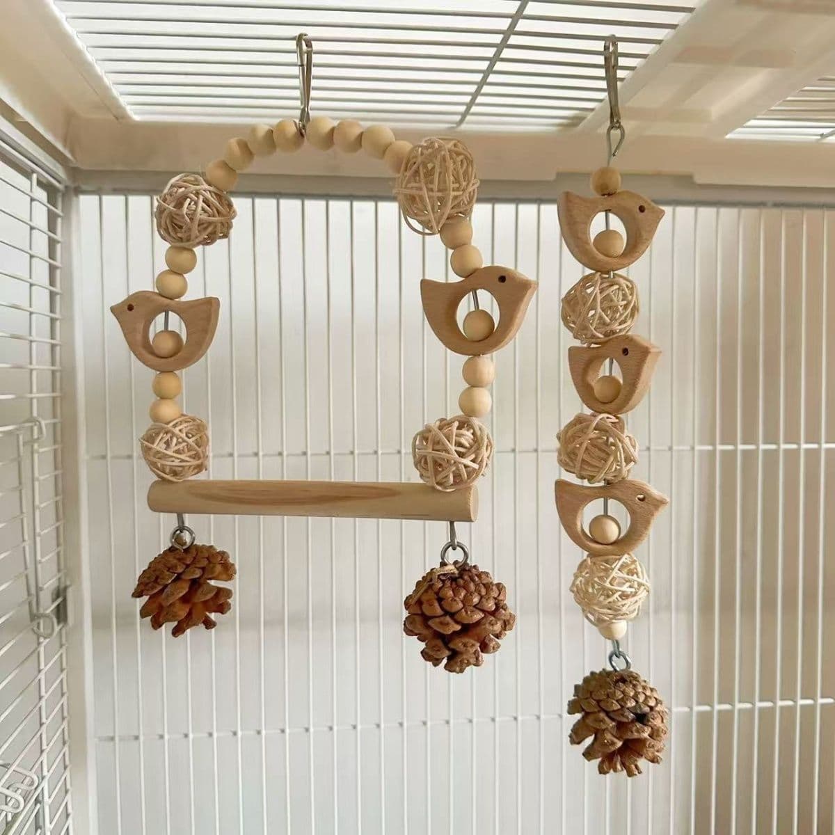Parrot toys, teeth grinding supplies, tiger skin pinecones, sepak takraw balls, climbing puzzle birdcages, peony swings to relieve boredom and stress, Xuanfeng