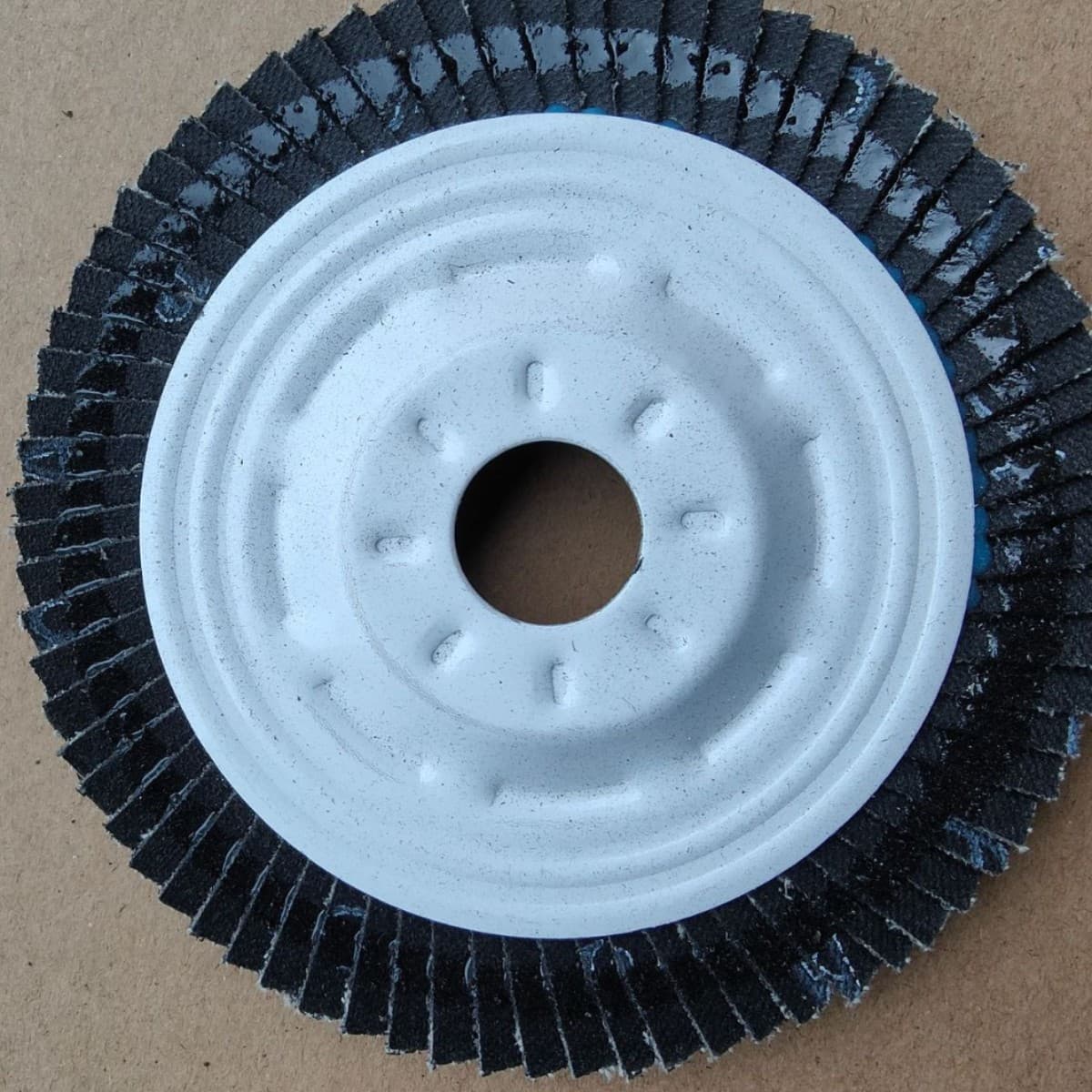 Supply 100-type iron cover flap wheel, flap disc, flat abrasive cloth wheel, thousand-leaf wheel, grinding flap sanding wheel